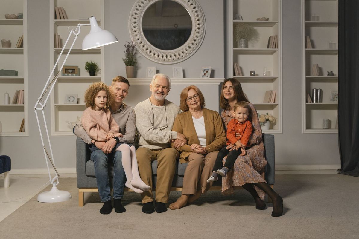 Una familia de varias generaciones sentada junta en un sofá