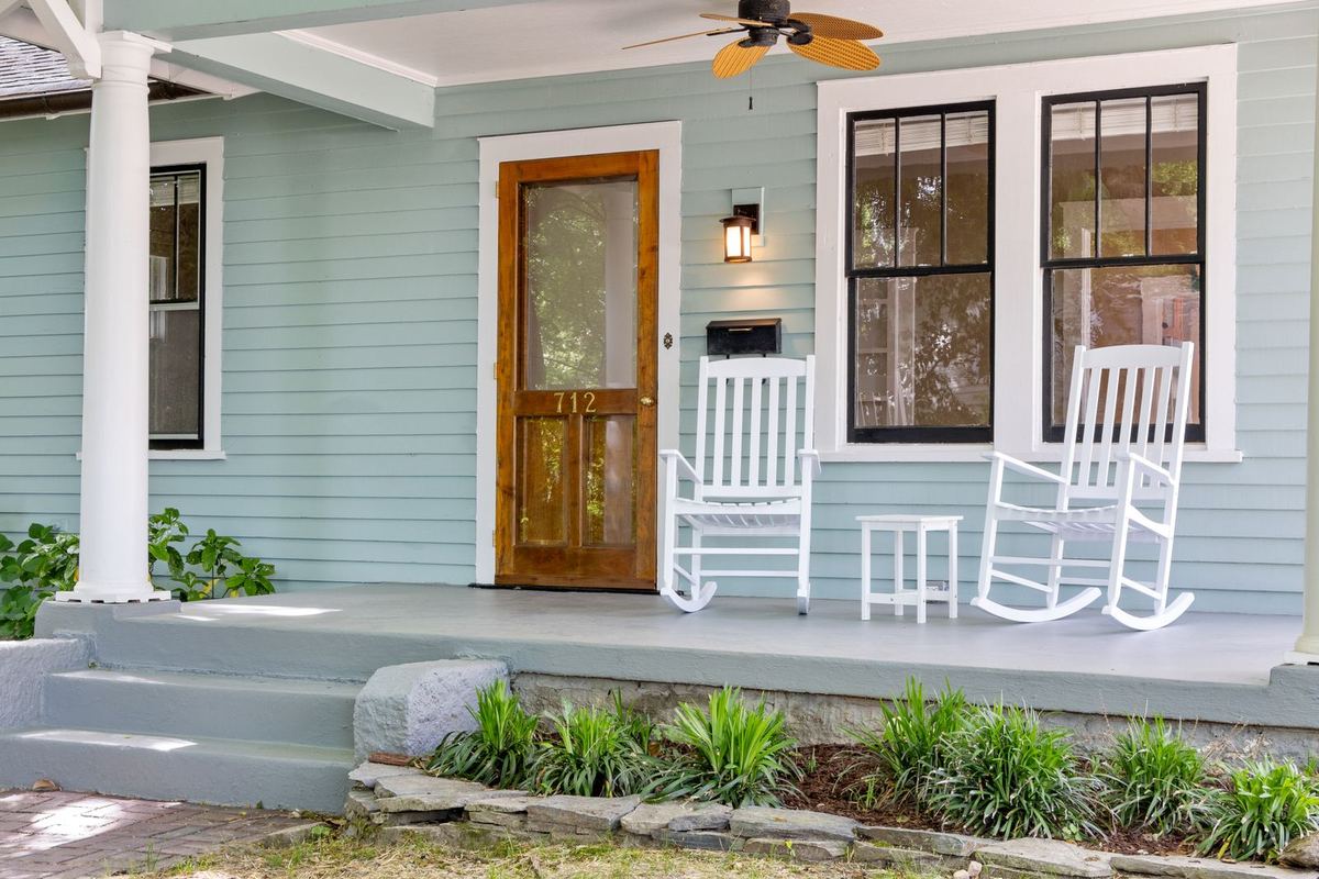 El porche de una casa estilo craftsman con mecedoras
